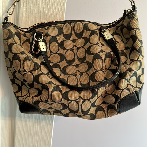 Coach purse with shoulder strap is - Picture 4 of 6